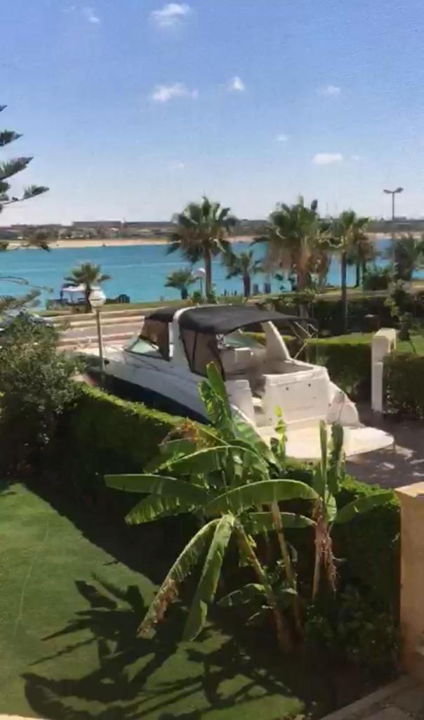 فيلا الايجار بفرش راقي جدا وحمام سباحة خاص اول صف بحيره لتالت صف بحر بلسان الوزراء 