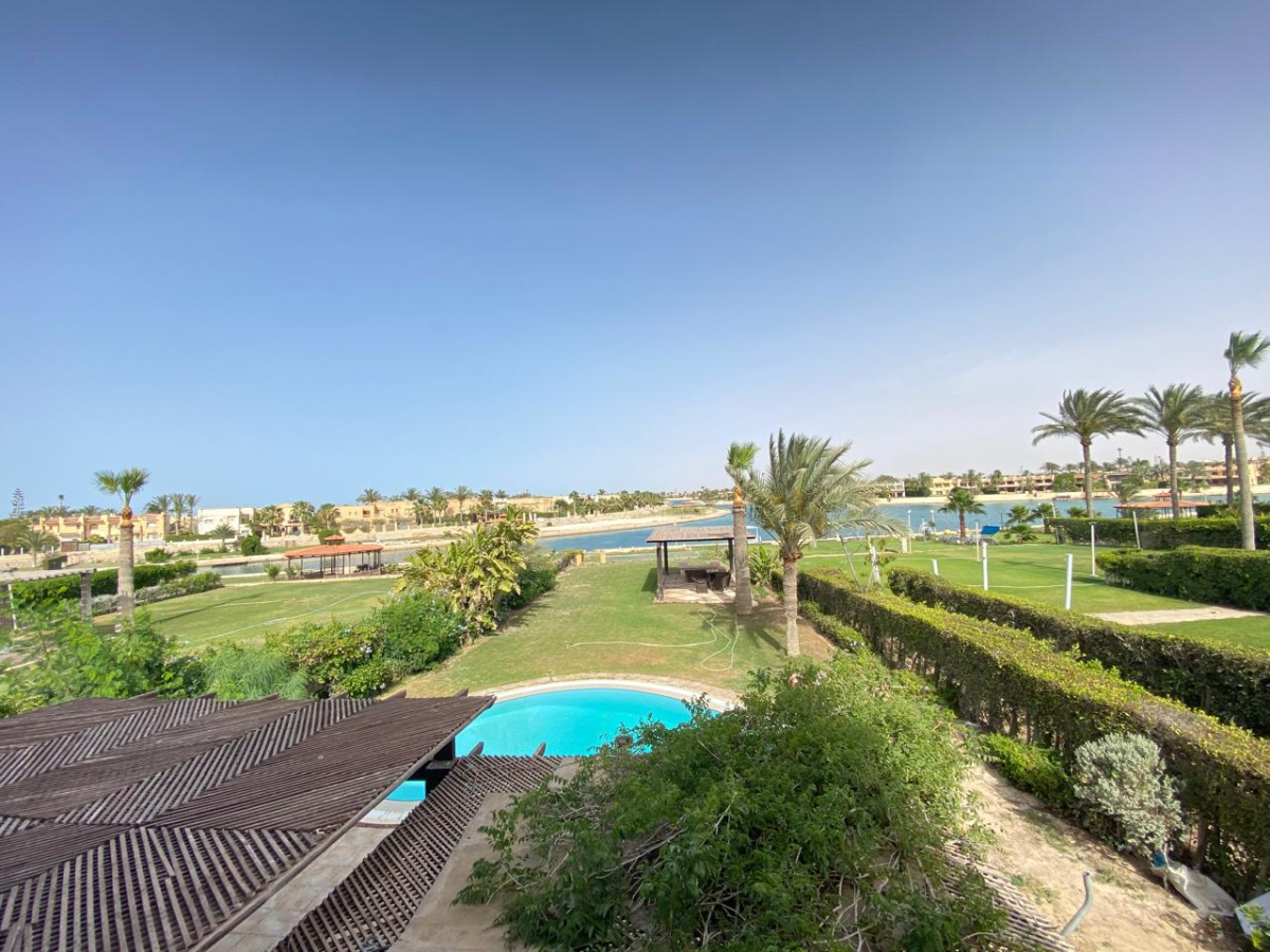 فيلا للايجار بمارينا 6 حمام سباحه تشطيب وفرش راقي