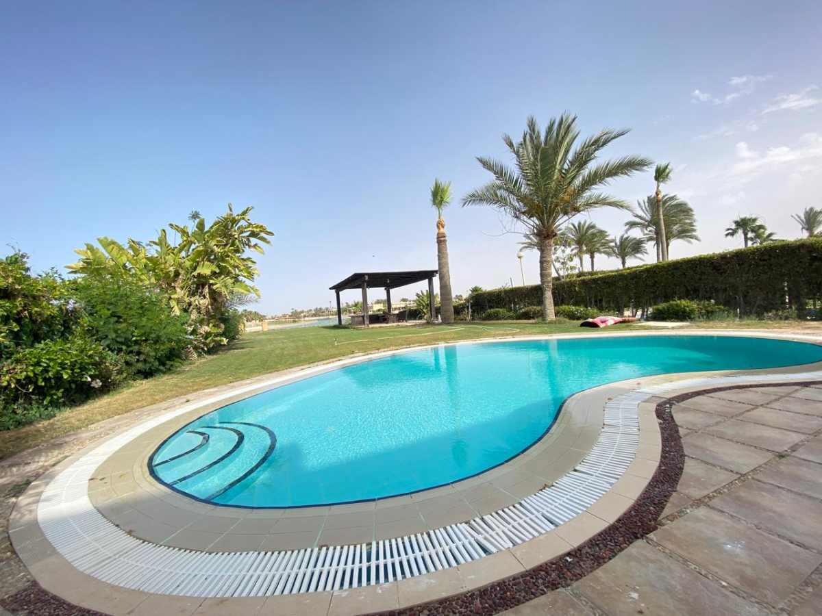 فيلا للايجار بمارينا 6 حمام سباحه تشطيب وفرش راقي