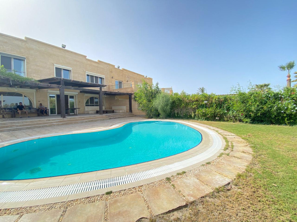 فيلا للايجار بمارينا 6 حمام سباحه تشطيب وفرش راقي