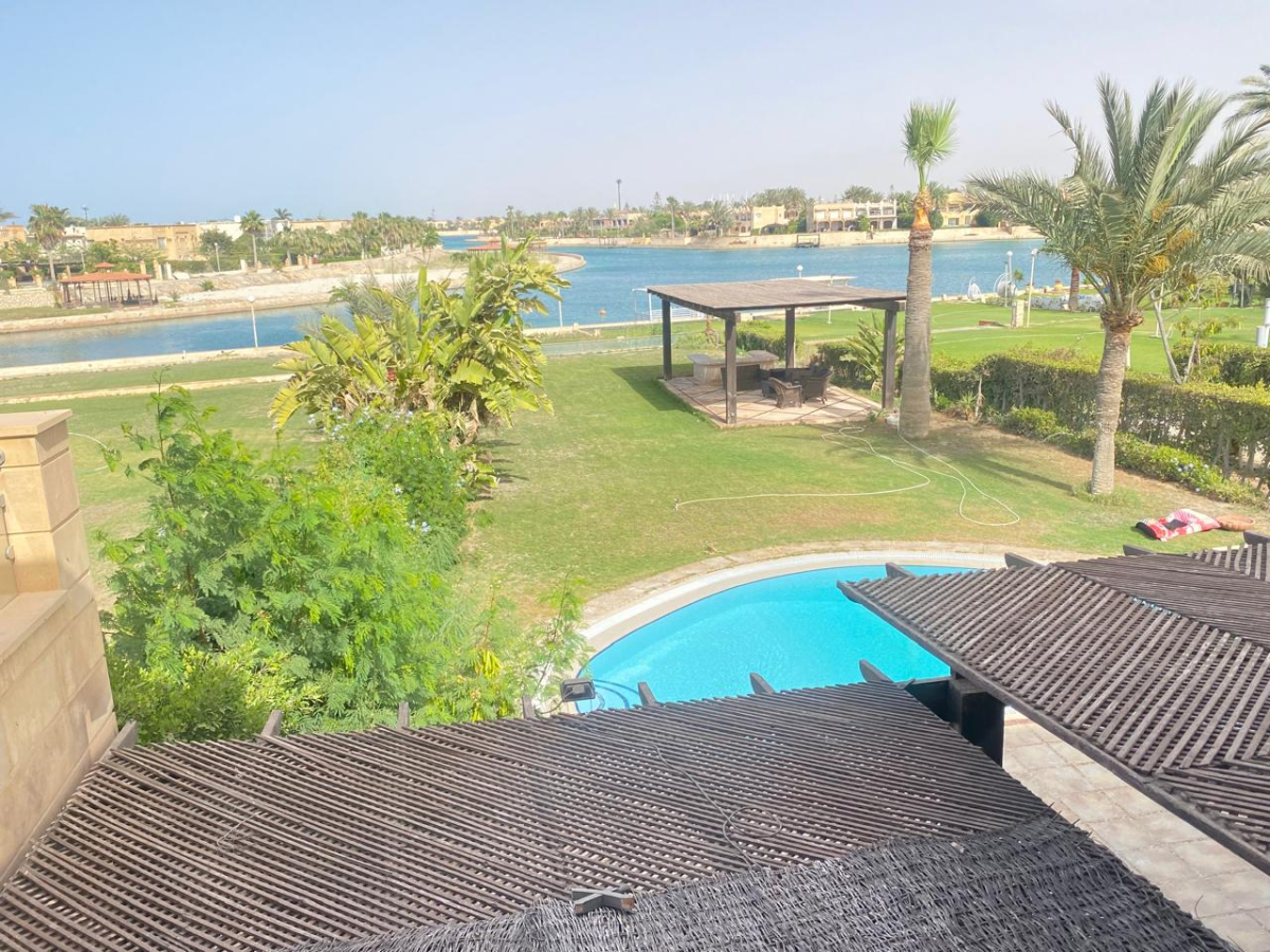 فيلا للايجار بمارينا 6 حمام سباحه تشطيب وفرش راقي