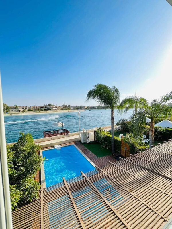 فيلا الايجار اول صف بحيره وحمام سباحه خاص بفرش راقي 5 نــــــــــوم 