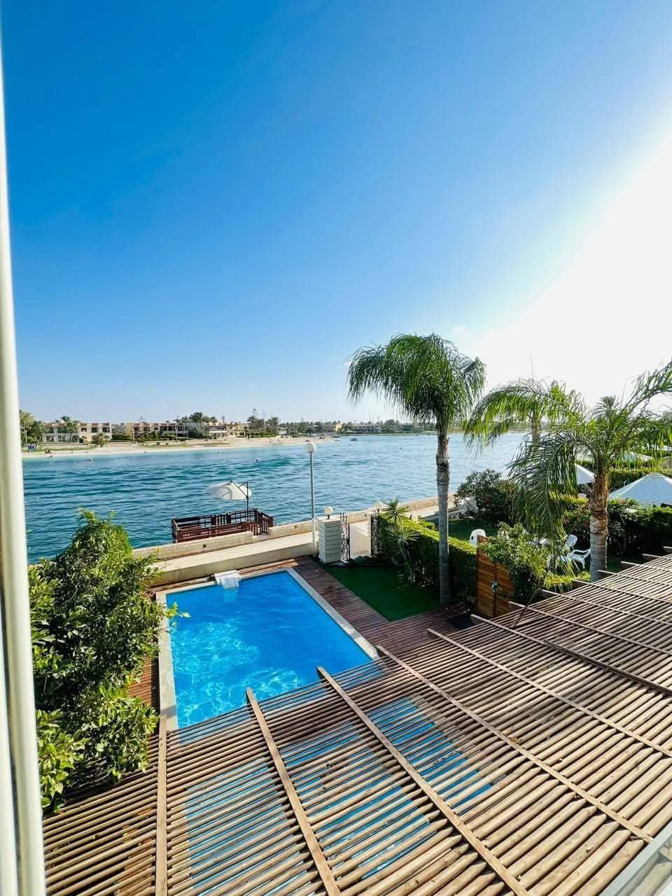 فيلا الايجار اول صف بحيره وحمام سباحه خاص بفرش راقي 5 نــــــــــوم 