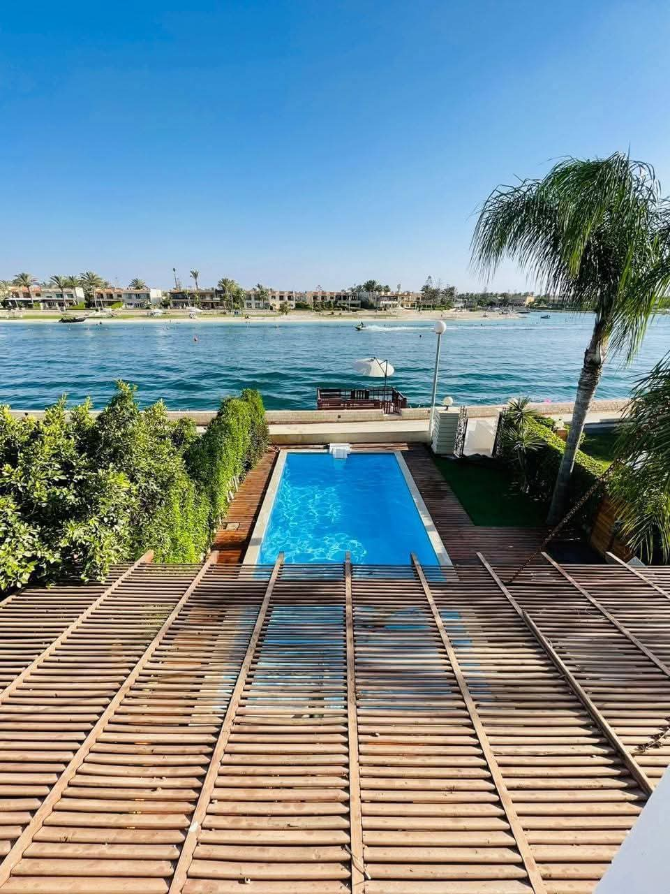 فيلا الايجار اول صف بحيره وحمام سباحه خاص بفرش راقي 5 نــــــــــوم 