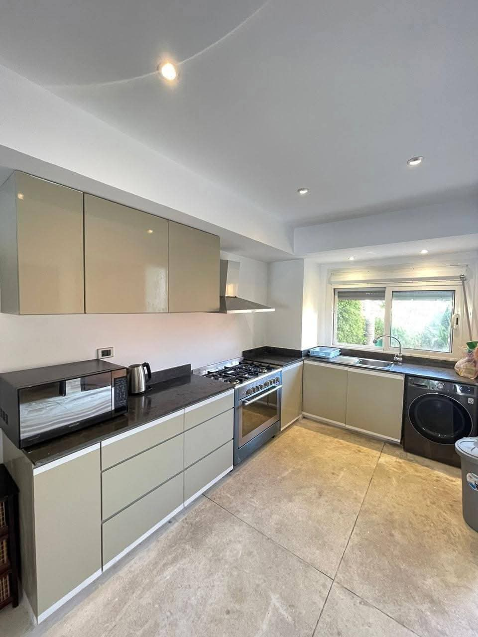 فيلا الايجار اول صف بحيره وحمام سباحه خاص بفرش راقي 5 نــــــــــوم 