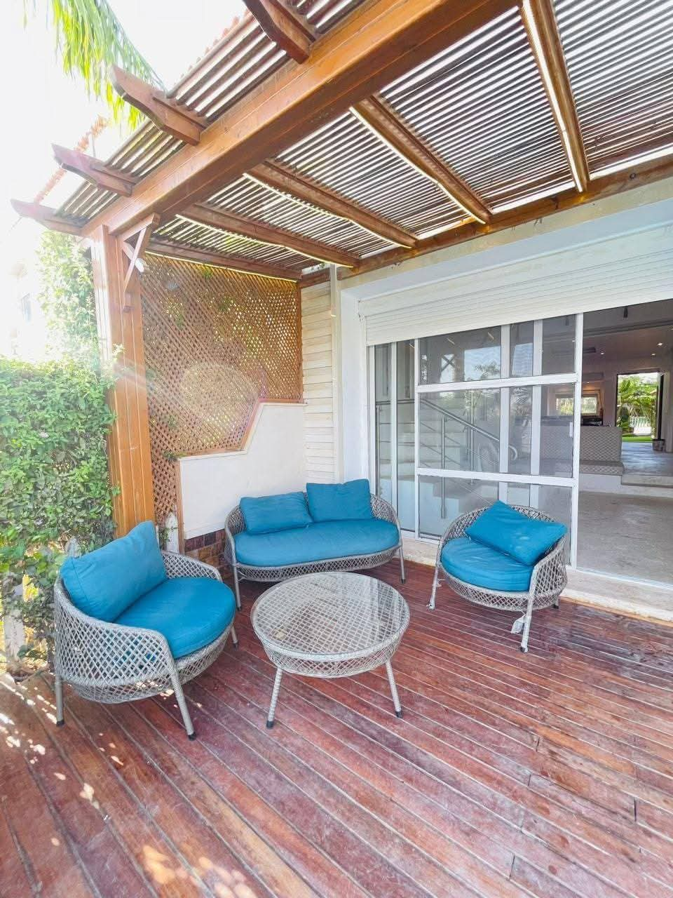 فيلا الايجار اول صف بحيره وحمام سباحه خاص بفرش راقي 5 نــــــــــوم 