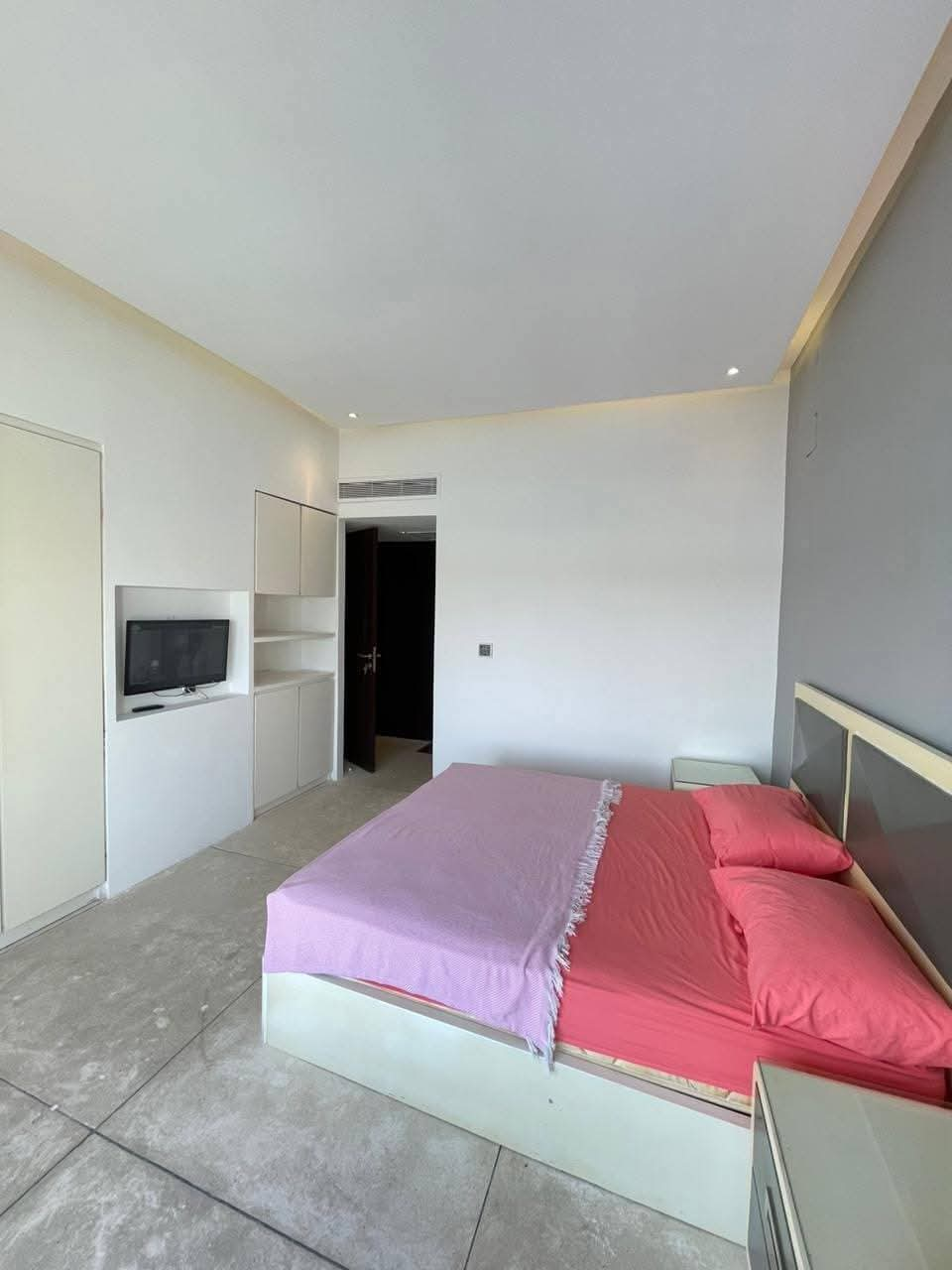 فيلا الايجار اول صف بحيره وحمام سباحه خاص بفرش راقي 5 نــــــــــوم 