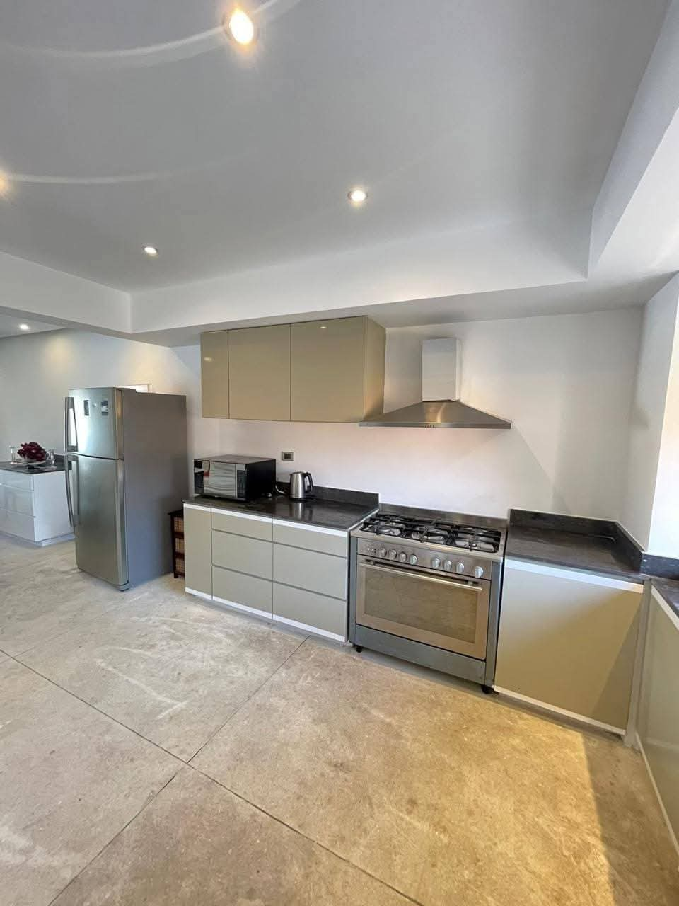 فيلا الايجار اول صف بحيره وحمام سباحه خاص بفرش راقي 5 نــــــــــوم 