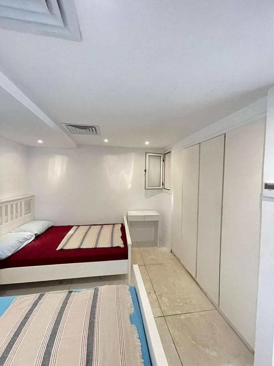 فيلا الايجار اول صف بحيره وحمام سباحه خاص بفرش راقي 5 نــــــــــوم 