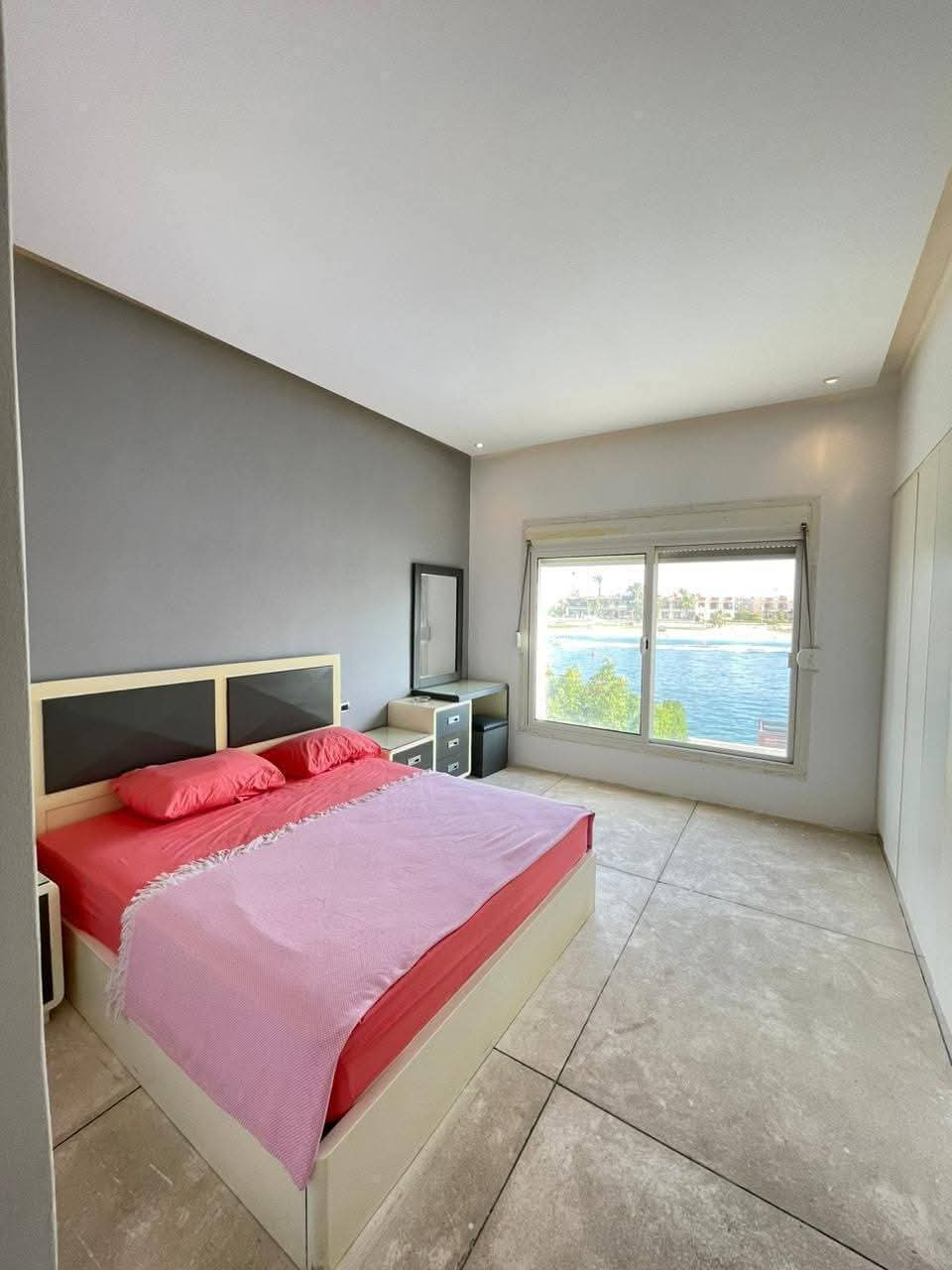 فيلا الايجار اول صف بحيره وحمام سباحه خاص بفرش راقي 5 نــــــــــوم 