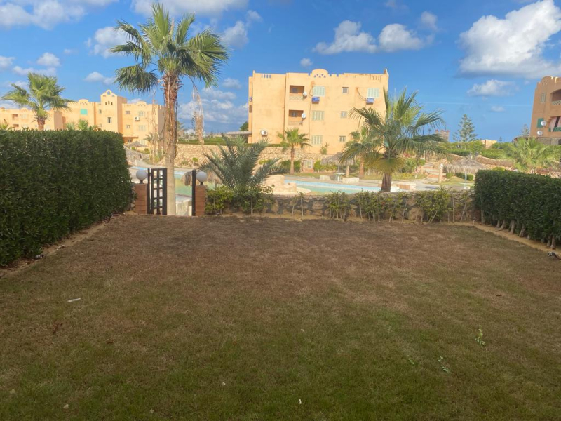 شاليه ارضي بحديقة للبيع بالفراش والاجهزه بالساحل الشمالي قرية مارينا فلاورز