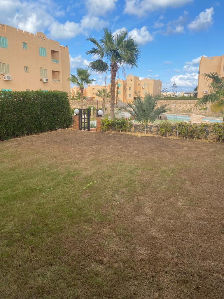 شاليه ارضي بحديقة للبيع بالفراش والاجهزه بالساحل الشمالي قرية مارينا فلاورز