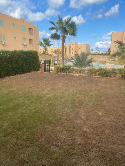 شاليه ارضي بحديقة للبيع بالفراش والاجهزه بالساحل الشمالي قرية مارينا فلاورز