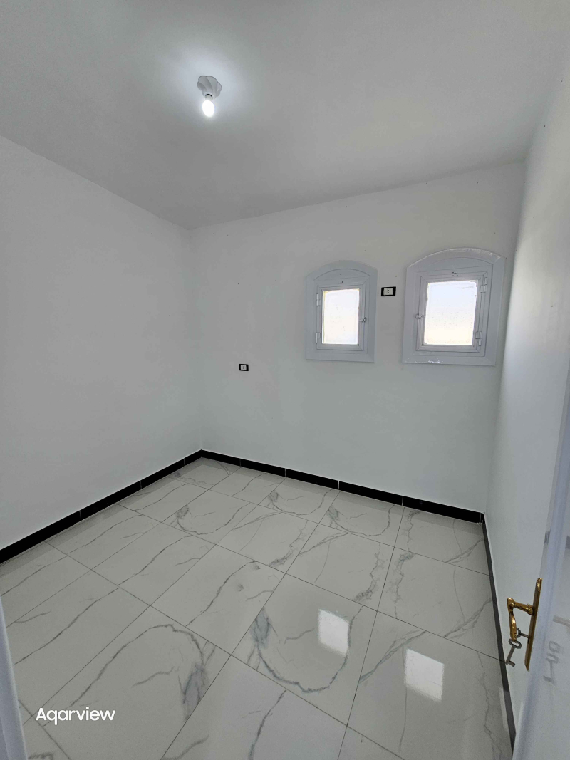 شاليه اول علوي فيو بحر تشطيب سوبر لوكس في قرية المنتزة الكيلو 80 الساحل الشمالي