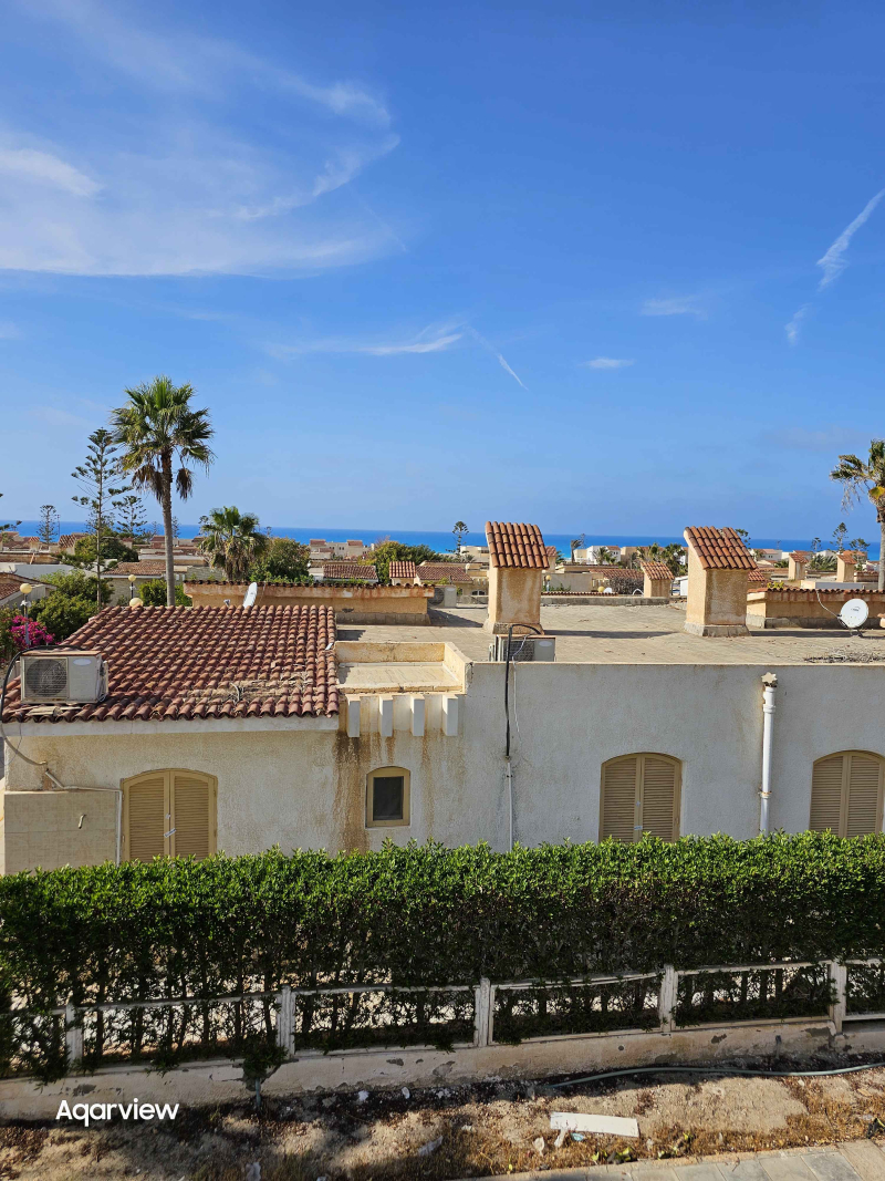 شاليه اول علوي فيو بحر تشطيب سوبر لوكس في قرية المنتزة الكيلو 80 الساحل الشمالي