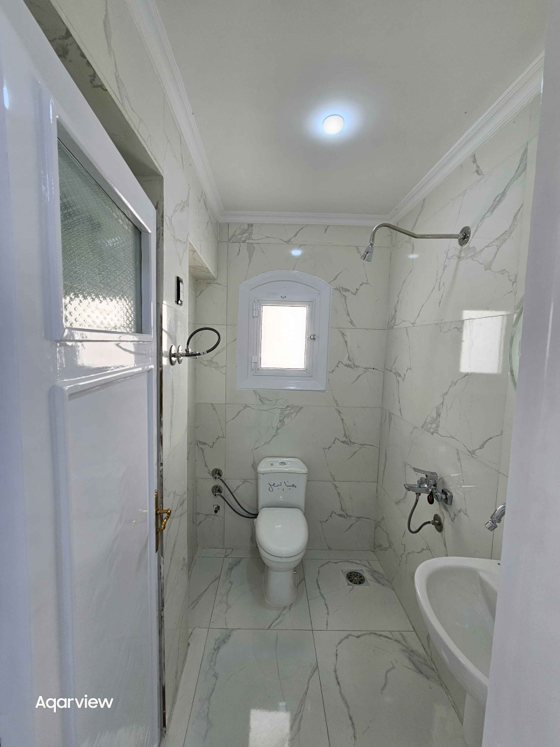 شاليه اول علوي فيو بحر تشطيب سوبر لوكس في قرية المنتزة الكيلو 80 الساحل الشمالي