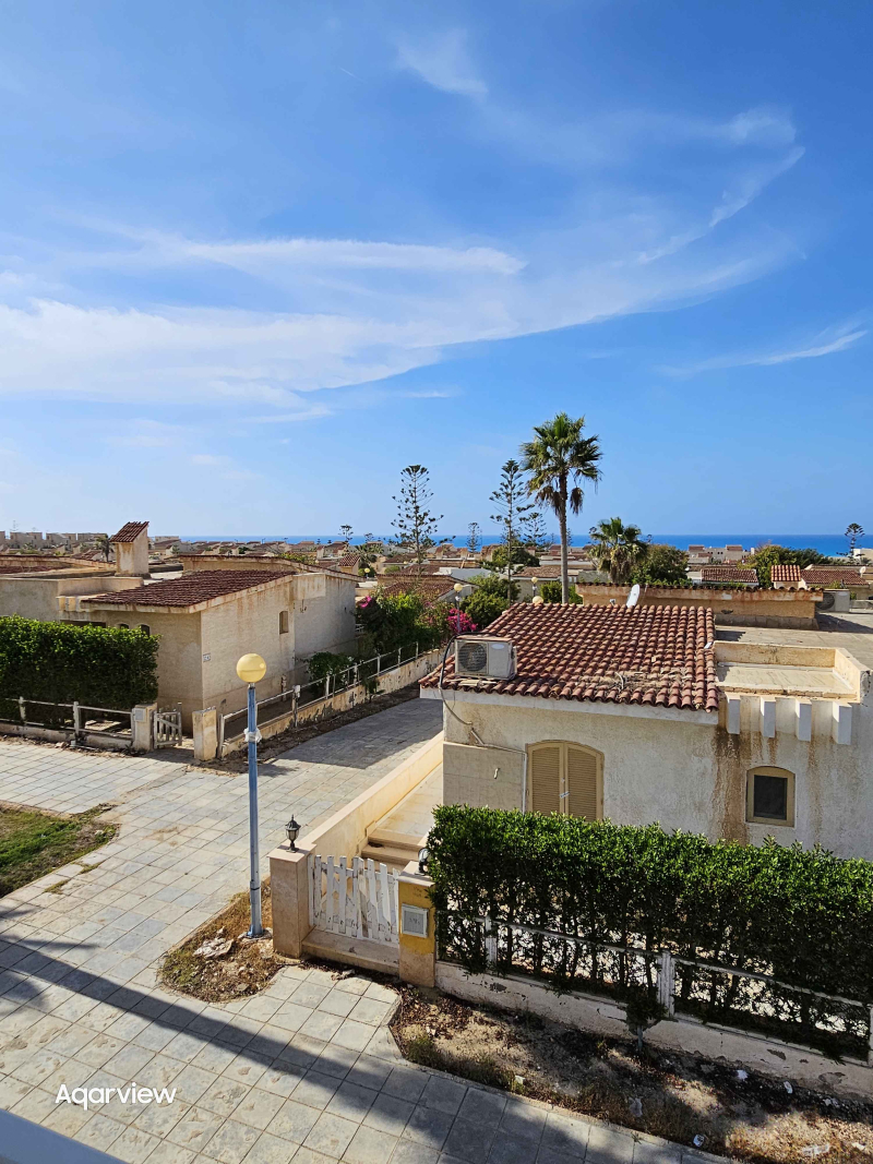 شاليه اول علوي فيو بحر تشطيب سوبر لوكس في قرية المنتزة الكيلو 80 الساحل الشمالي