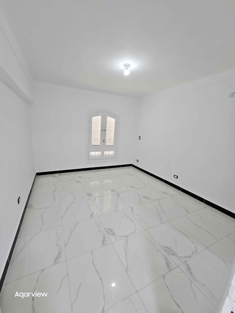 شاليه اول علوي فيو بحر تشطيب سوبر لوكس في قرية المنتزة الكيلو 80 الساحل الشمالي