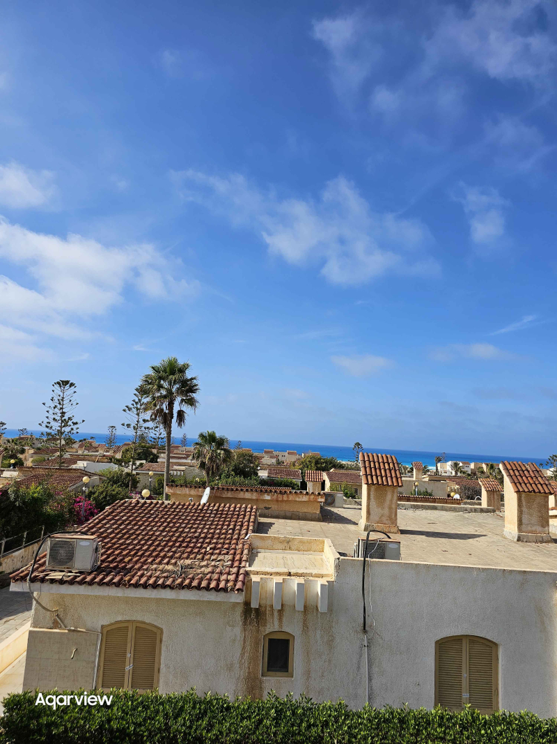 شاليه اول علوي فيو بحر تشطيب سوبر لوكس في قرية المنتزة الكيلو 80 الساحل الشمالي