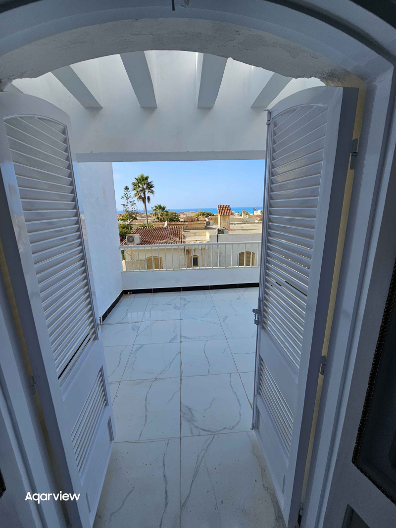 شاليه اول علوي فيو بحر تشطيب سوبر لوكس في قرية المنتزة الكيلو 80 الساحل الشمالي