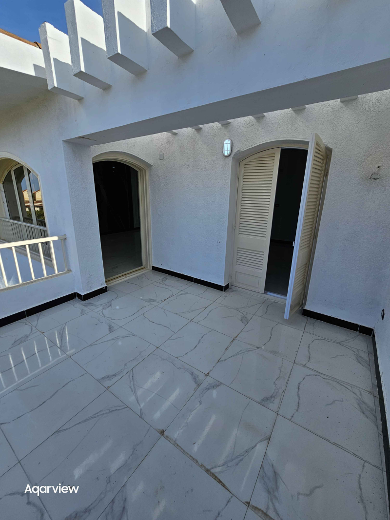 شاليه اول علوي فيو بحر تشطيب سوبر لوكس في قرية المنتزة الكيلو 80 الساحل الشمالي