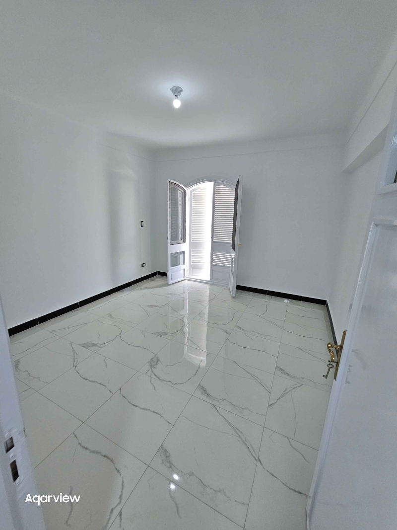 شاليه اول علوي فيو بحر تشطيب سوبر لوكس في قرية المنتزة الكيلو 80 الساحل الشمالي