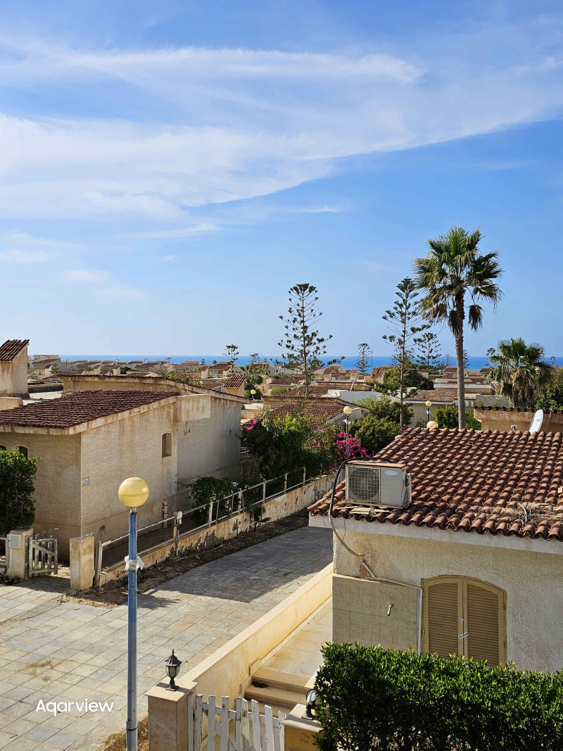 شاليه اول علوي فيو بحر تشطيب سوبر لوكس في قرية المنتزة الكيلو 80 الساحل الشمالي