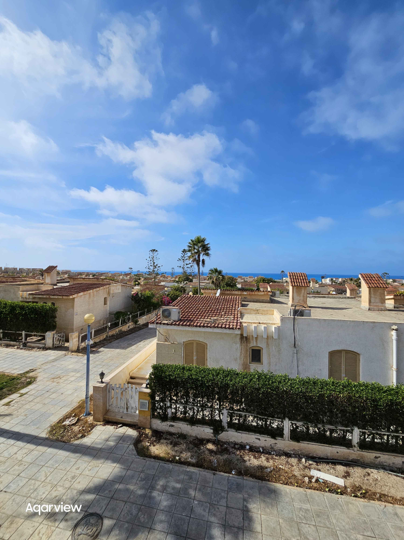 شاليه اول علوي فيو بحر تشطيب سوبر لوكس في قرية المنتزة الكيلو 80 الساحل الشمالي