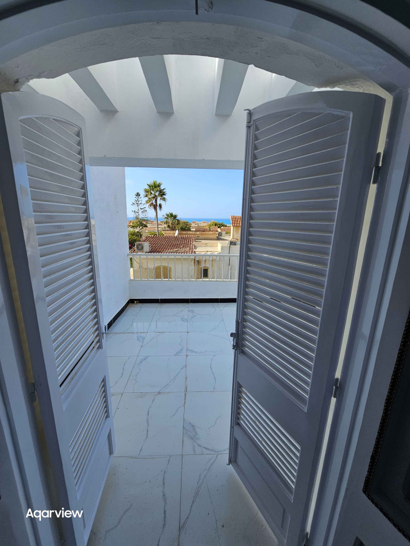 شاليه اول علوي فيو بحر تشطيب سوبر لوكس في قرية المنتزة الكيلو 80 الساحل الشمالي