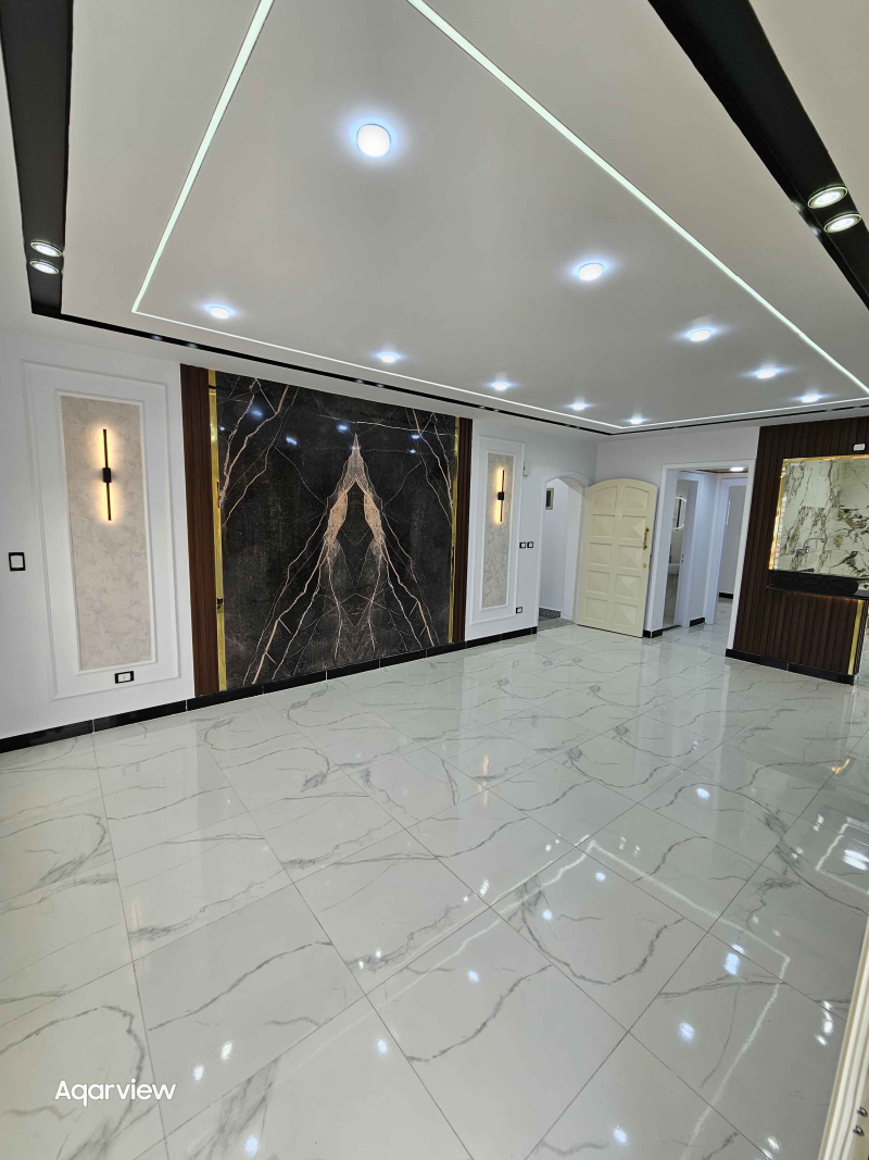 شاليه اول علوي فيو بحر تشطيب سوبر لوكس في قرية المنتزة الكيلو 80 الساحل الشمالي