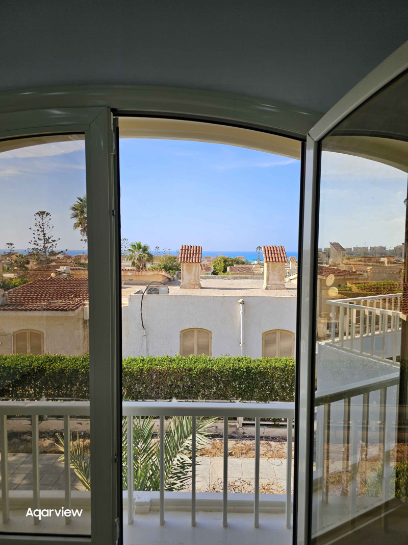 شاليه اول علوي فيو بحر تشطيب سوبر لوكس في قرية المنتزة الكيلو 80 الساحل الشمالي