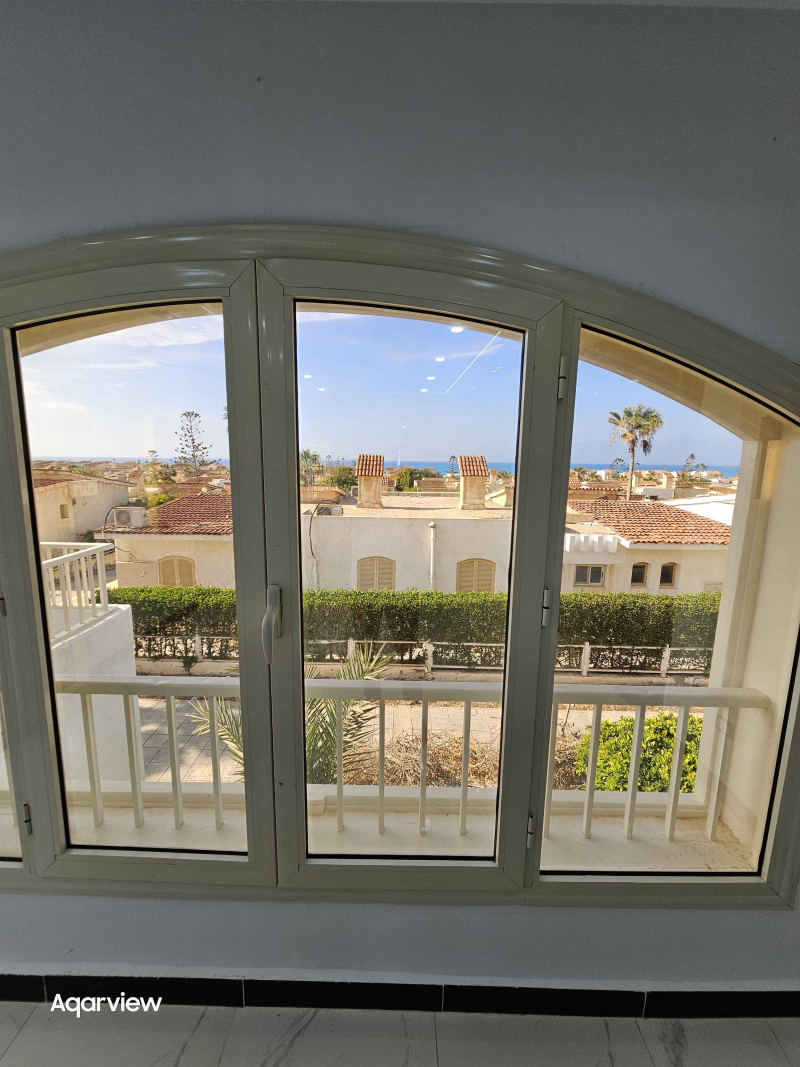 شاليه اول علوي فيو بحر تشطيب سوبر لوكس في قرية المنتزة الكيلو 80 الساحل الشمالي