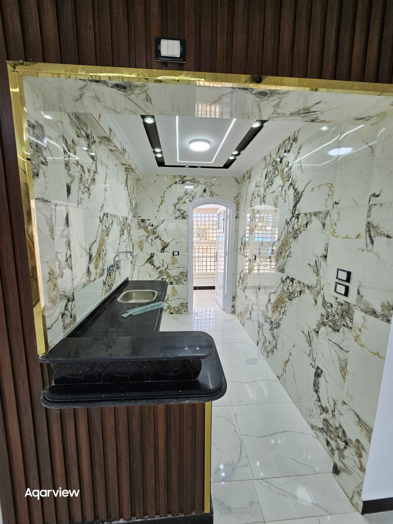 شاليه اول علوي فيو بحر تشطيب سوبر لوكس في قرية المنتزة الكيلو 80 الساحل الشمالي