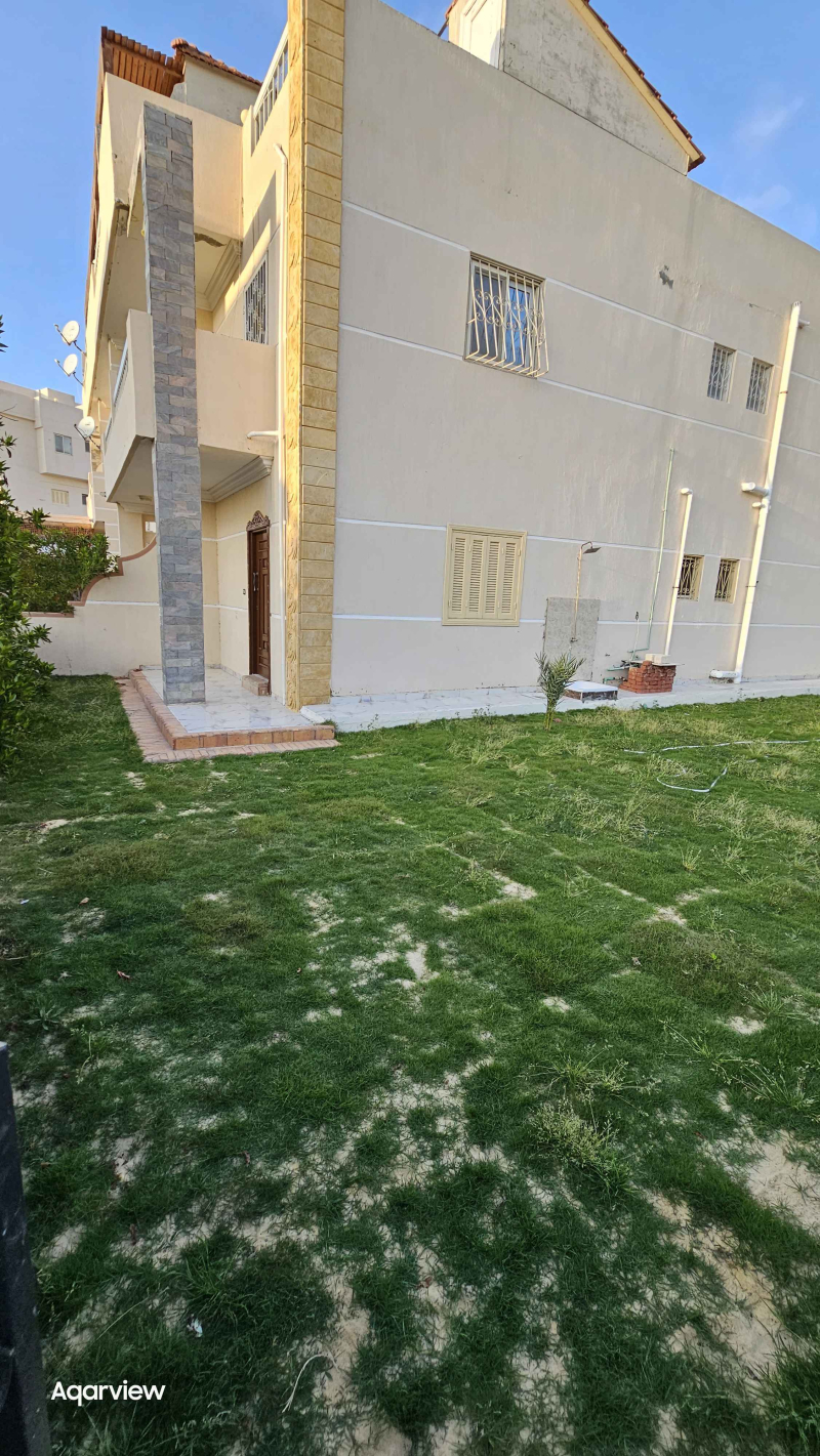 شاليه ارضي بحديقة وبحمام سباحه في قرية الروضة الكيلو 71بالساحل