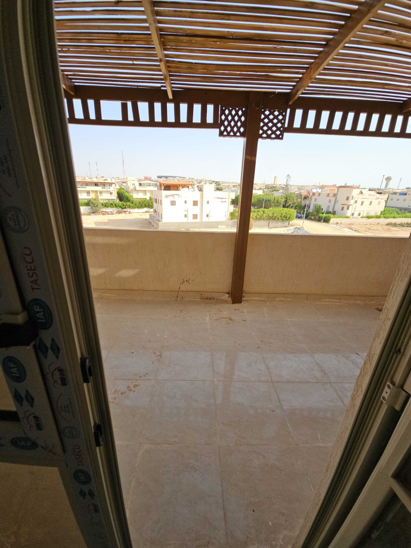 شاليه تاني علوي قرية الروضة الساحل الشمالي 2 نوم و حمام على حمام سباحه خاص