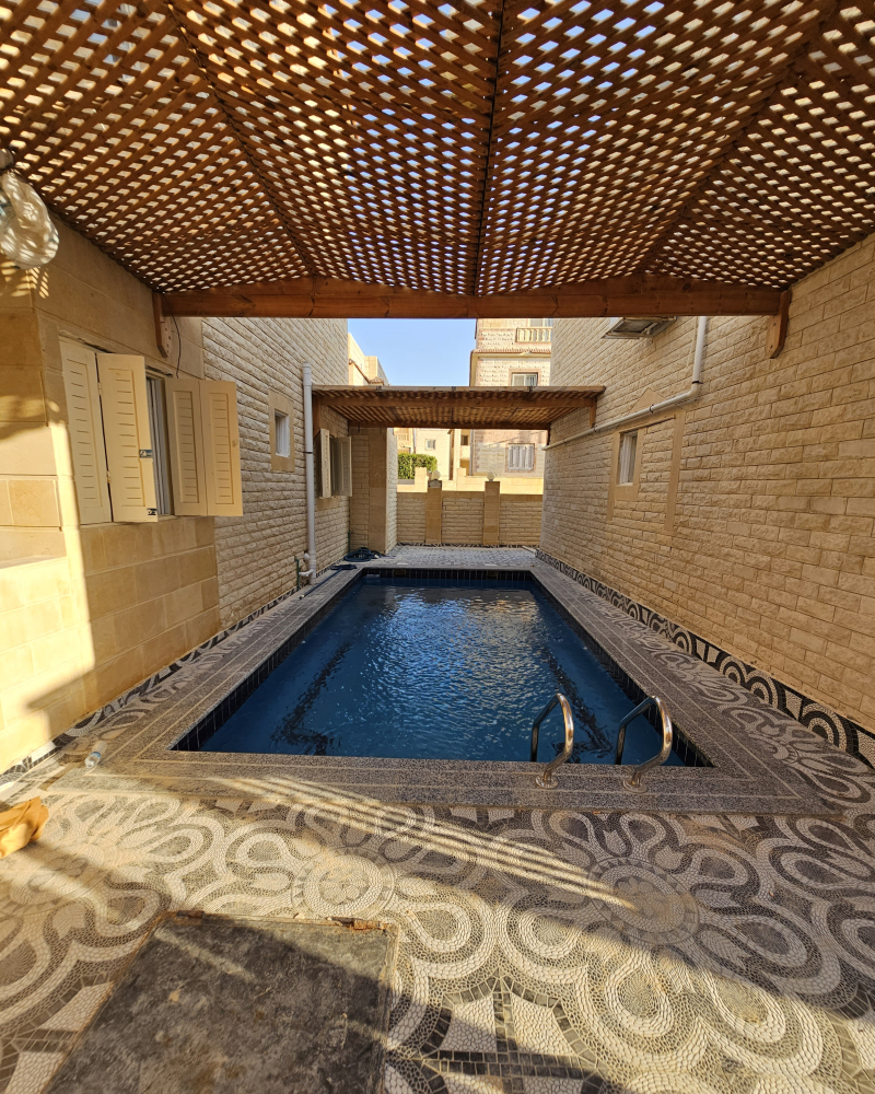 شاليه للبيع بالتقسيط ارضي بحديقة وبحمام سباحه