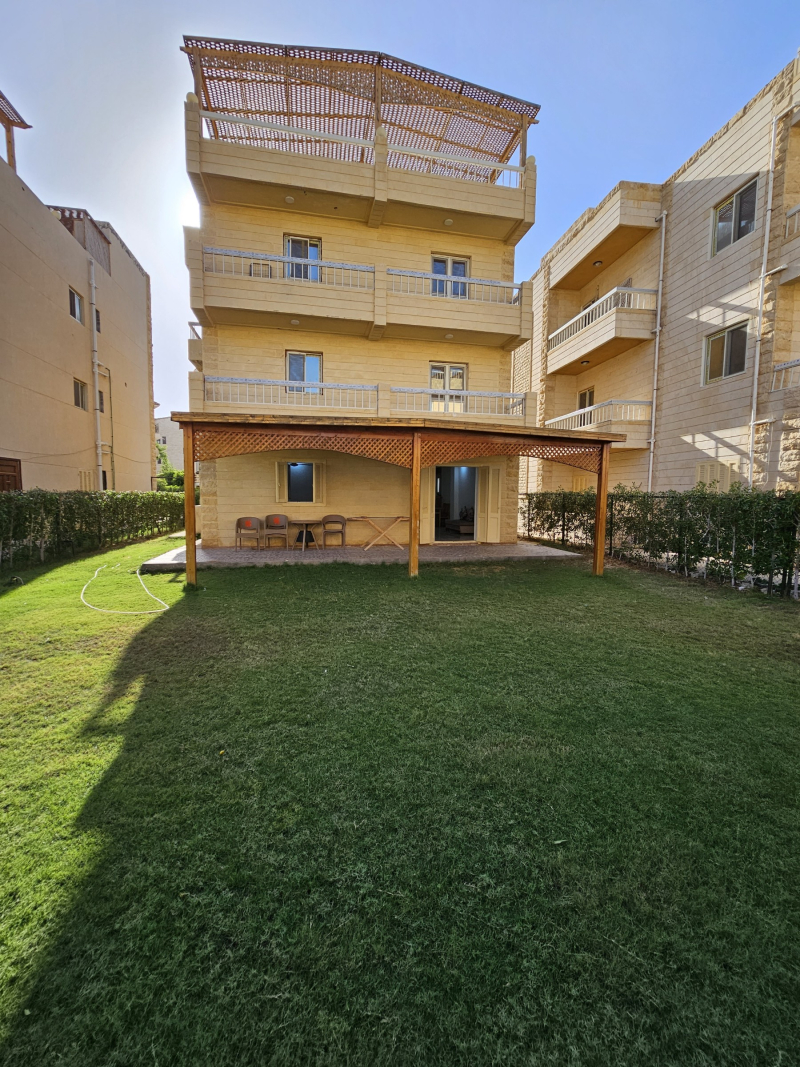 شاليه ارضي للبيع بالتقسيط وبالعفش والتكييفات في الساحل الشمال