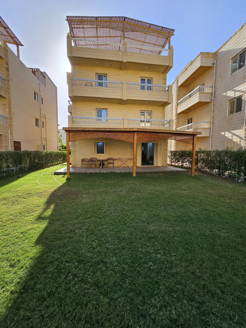 شاليه ارضي للبيع بالتقسيط وبالعفش والتكييفات في الساحل الشمال