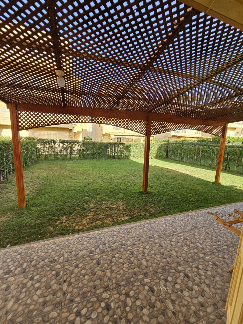 شاليه ارضي للبيع بالتقسيط وبالعفش والتكييفات في الساحل الشمال