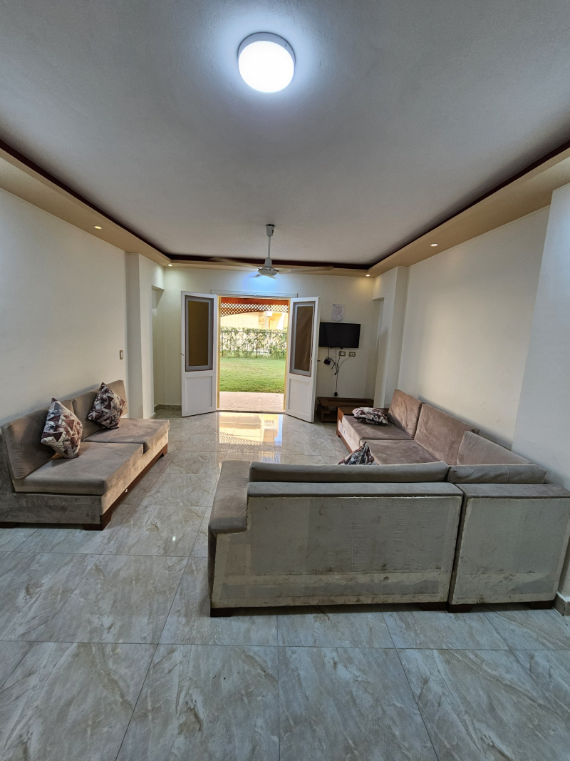 شاليه ارضي للبيع بالتقسيط وبالعفش والتكييفات في الساحل الشمال