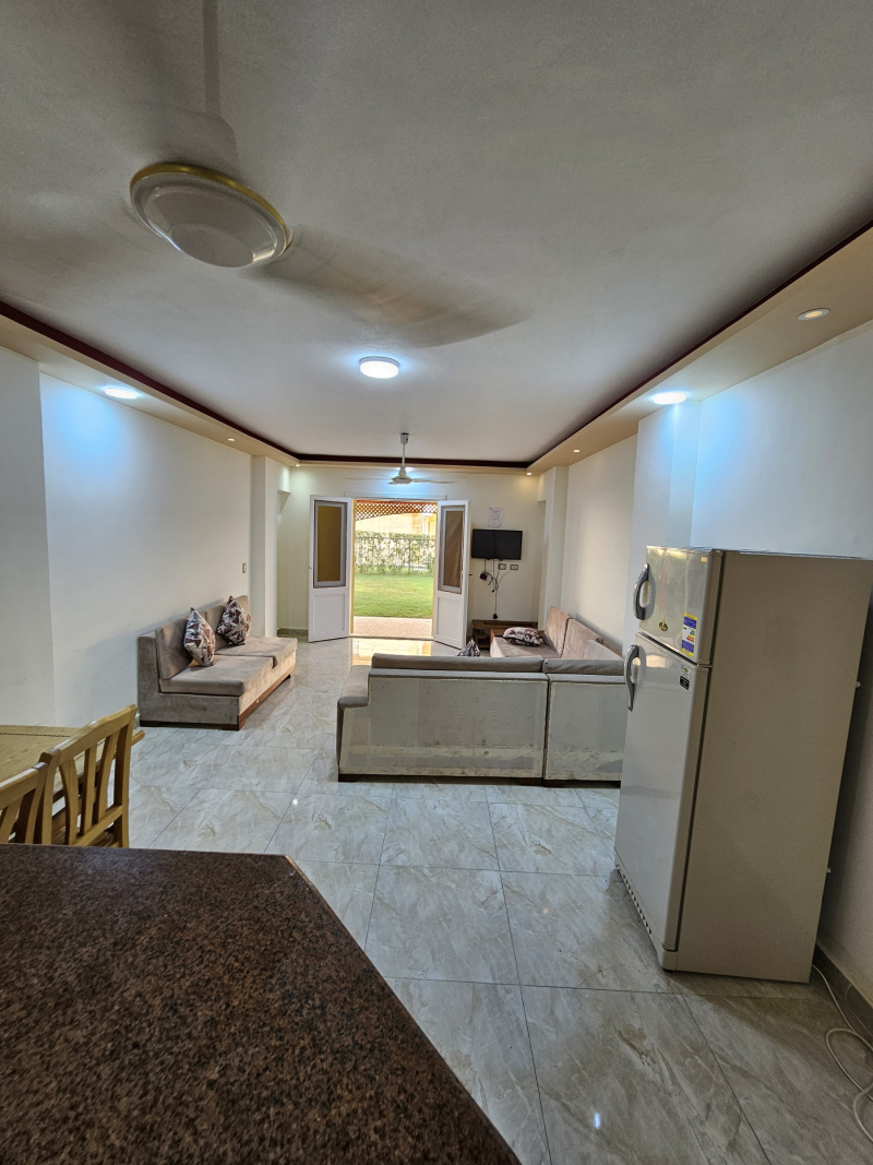 شاليه ارضي للبيع بالتقسيط وبالعفش والتكييفات في الساحل الشمال