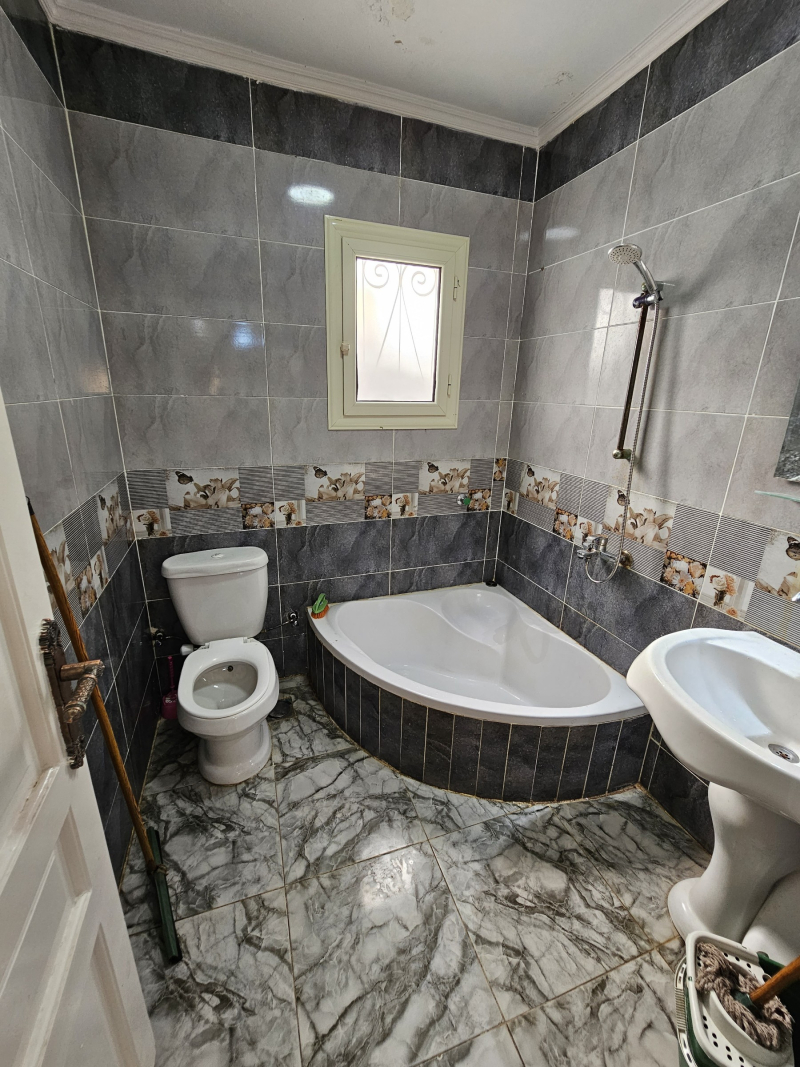 شاليه ارضي للبيع بالتقسيط وبالعفش والتكييفات في الساحل الشمال