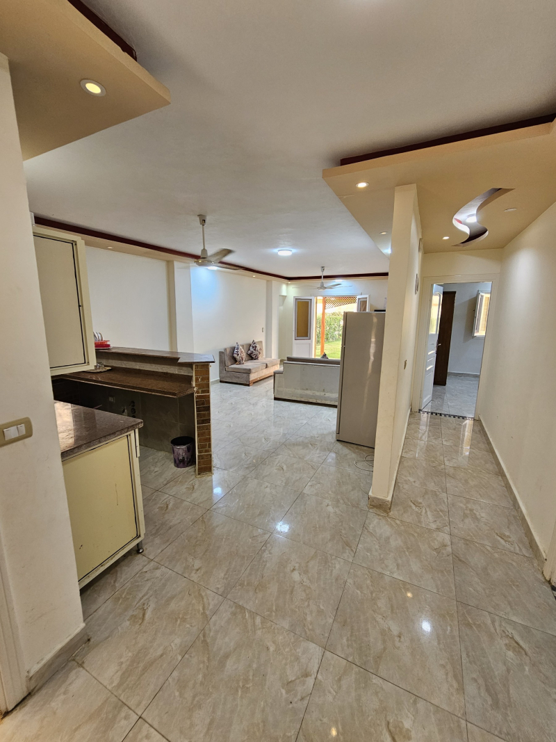 شاليه ارضي للبيع بالتقسيط وبالعفش والتكييفات في الساحل الشمال