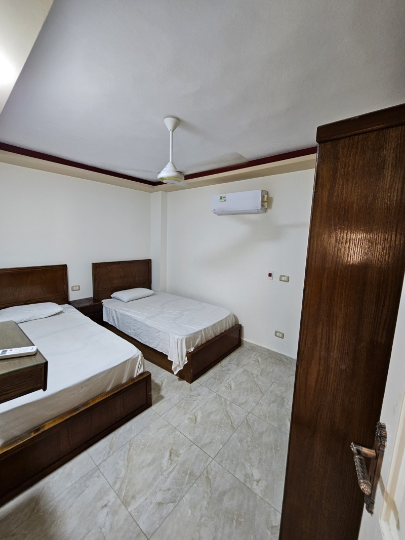 شاليه ارضي للبيع بالتقسيط وبالعفش والتكييفات في الساحل الشمال