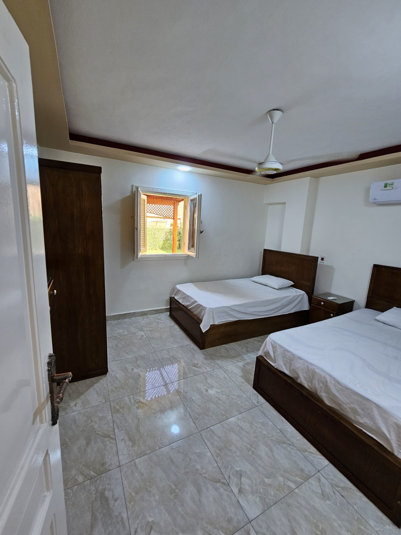 شاليه ارضي للبيع بالتقسيط وبالعفش والتكييفات في الساحل الشمال