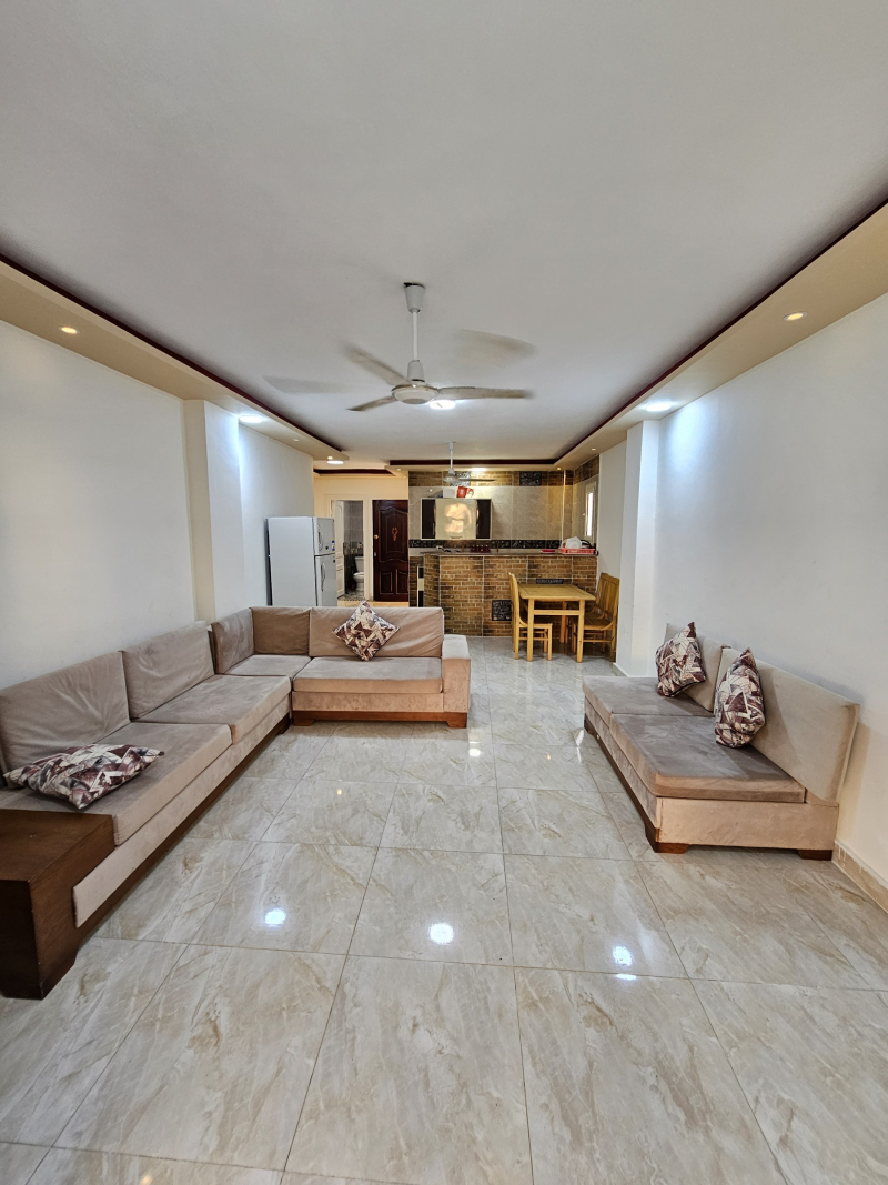 شاليه ارضي للبيع بالتقسيط وبالعفش والتكييفات في الساحل الشمال