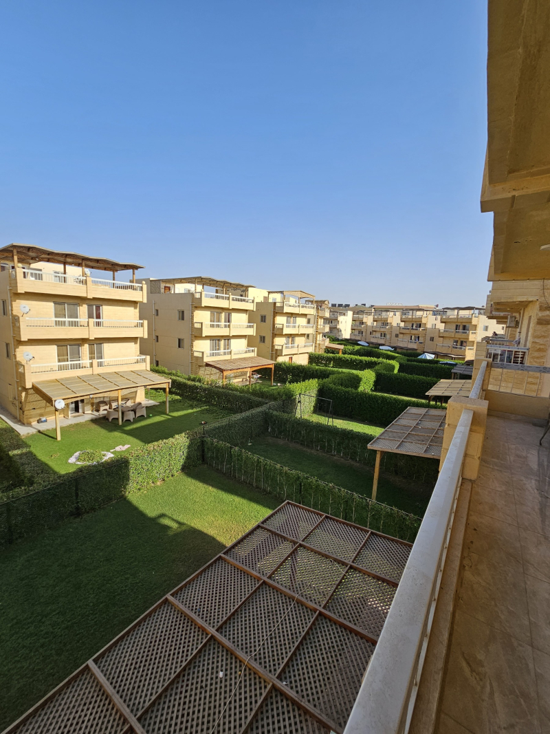 شاليه ارضي للبيع بالتقسيط وبالعفش والتكييفات في الساحل الشمال