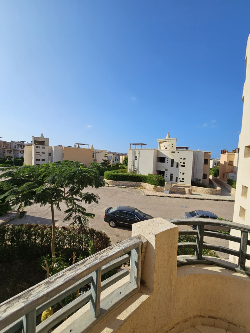 شاليه اول علوي للبيع بالفراش والاجهزه بالتقسيط بالساحل