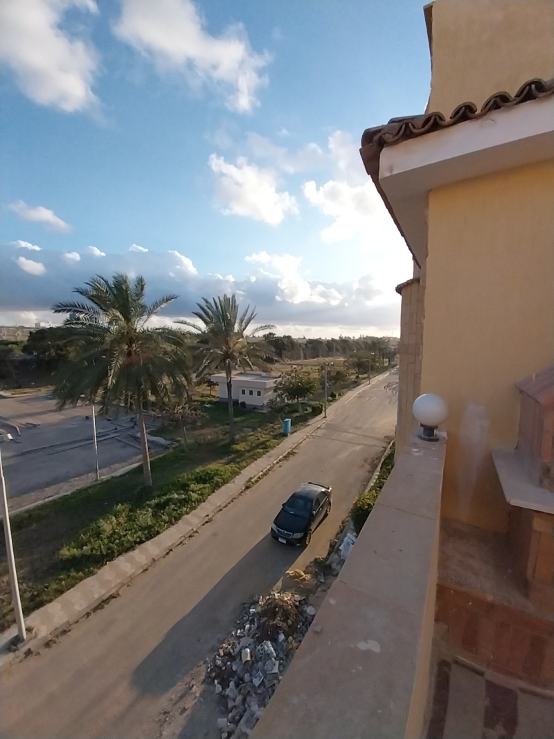 شاليه اول علوي للبيع بالتقسيط في الساحل الشمالي قرية بدر الكيلو 82