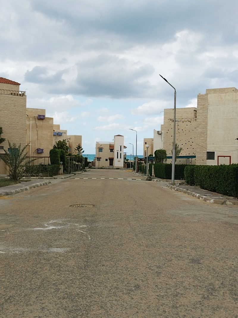 شاليه فيو بحر اول علوي بروف للبيع بالتقسيط في الساحل الشمالي قريه البوسيت الكيلو 90